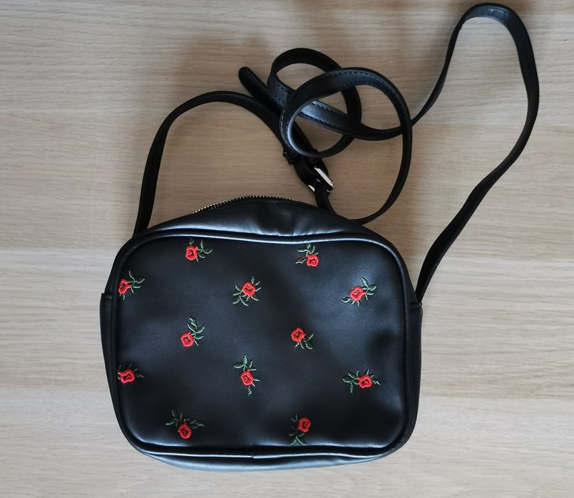 Reserved czarna mała torebka z ekoskóry w haftowane róże