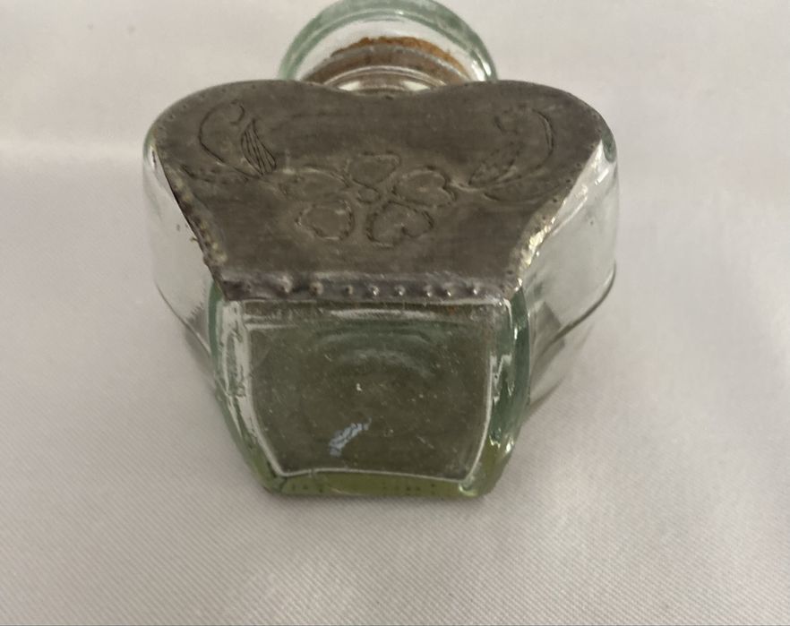 Frasco antigo em vidro, estanho e tampa de vidro com rolha de cortiça.