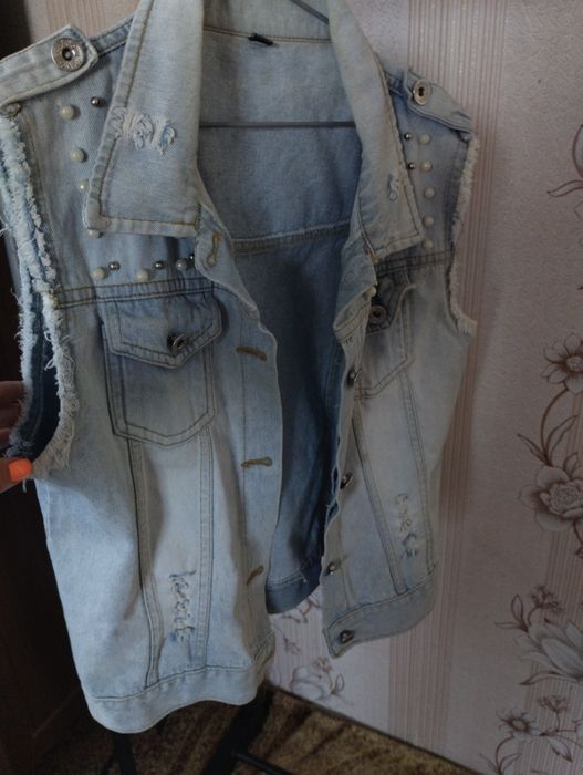 Джинсова жилетка безрукавка