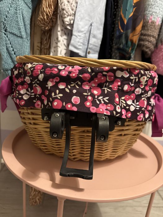 Koszyk wiklinowy na rower wypełnieniem