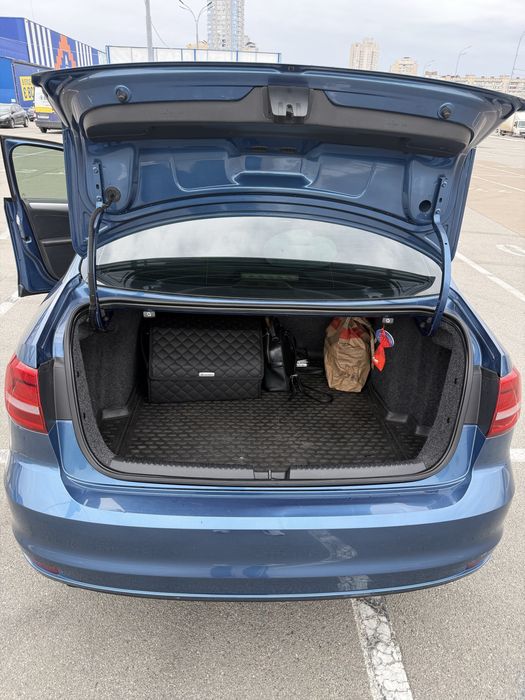 Продаю Volkswagen Jetta 2015