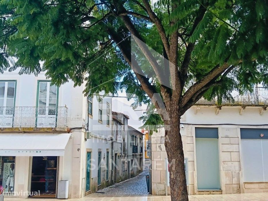 Prédio de 3 pisos no Centro Histórico