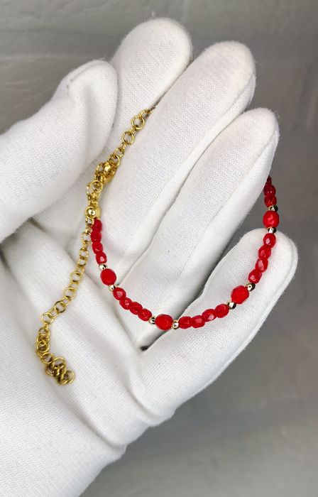 Soczyście czerwona bransoletka że złotymi hematytami regulowana