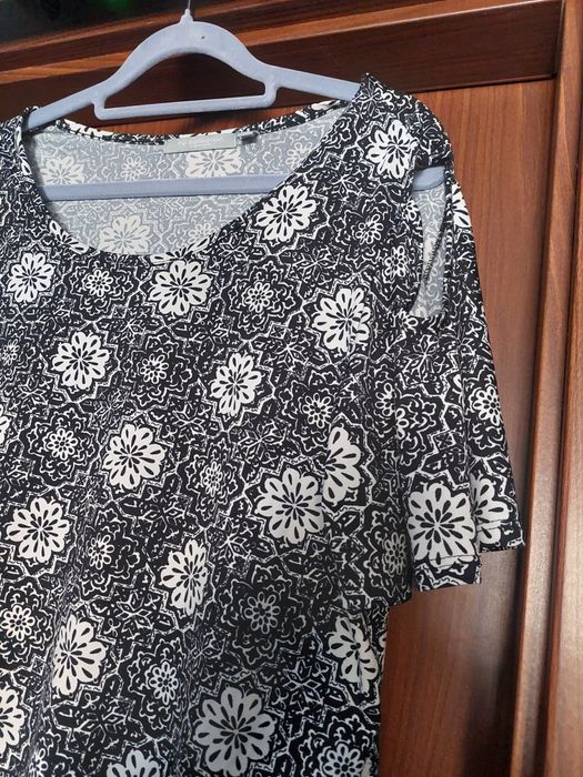 Śliczna bluzka z wyciętymi ramionami