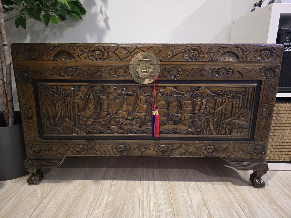 Baú Oriental Antigo em Madeira de Cânfora – Entalhado à Mão