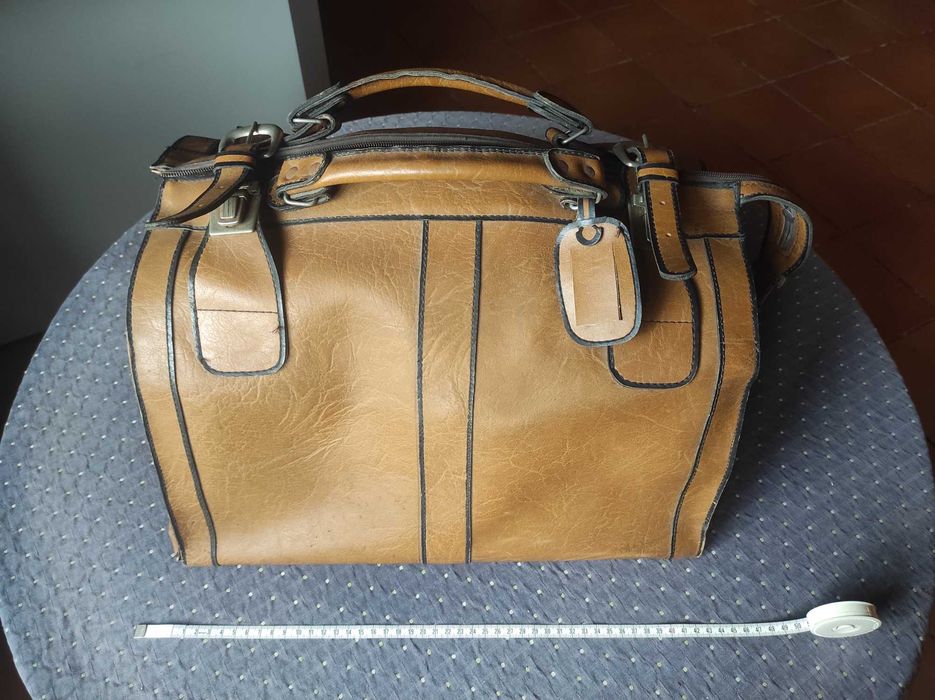 Antiga mala de viagem em pele