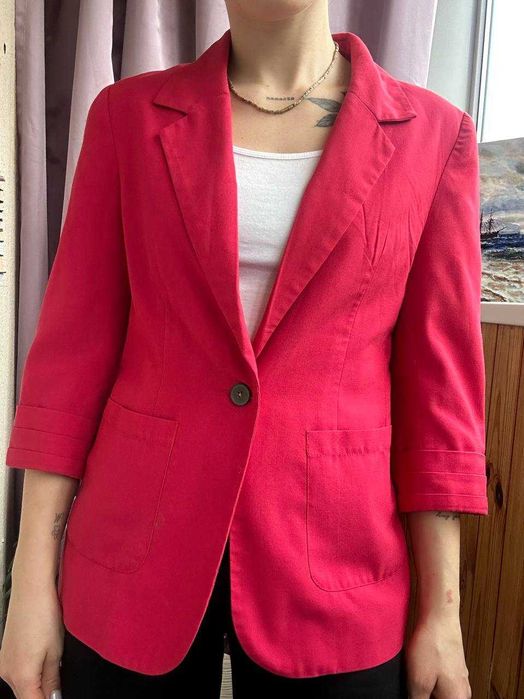 Яскравий рожевий піджак