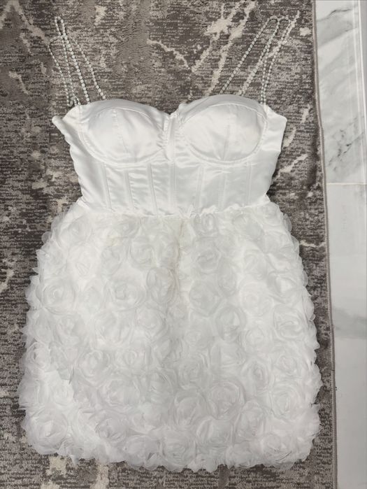Продам нарядну білу сукню