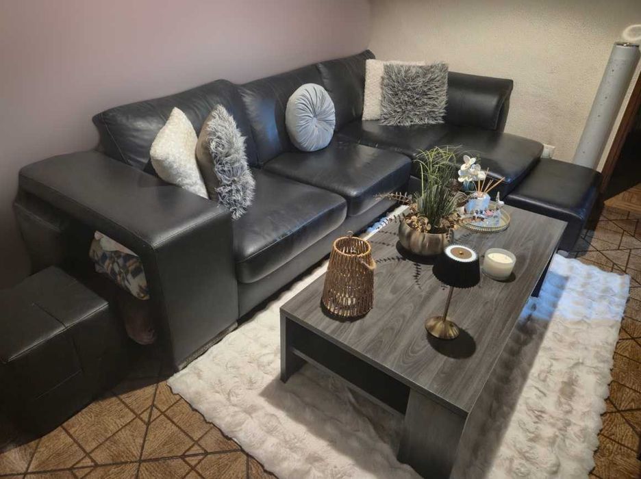 Balcão de cozinha juntamente com armários e um sofá com mesa