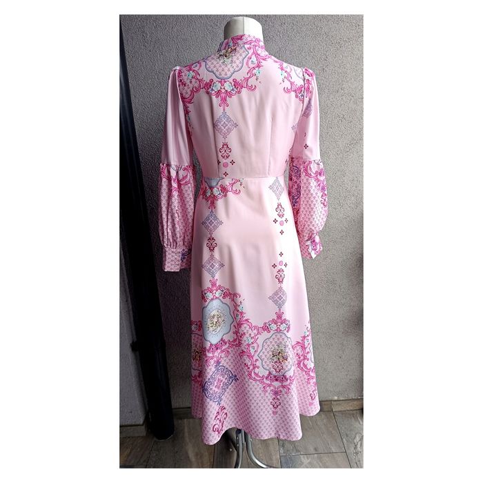 L biust 51,5x2 Różowa sukienka koszulowa maxi w orientalny paisley