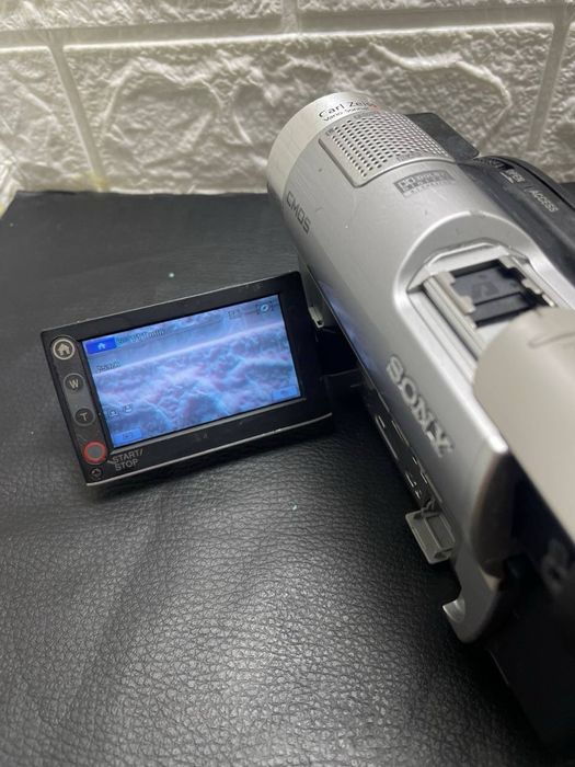 Цифровая видеокамера Sony Handycam DVD
