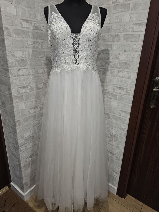 Suknia ślubna na ramiączka