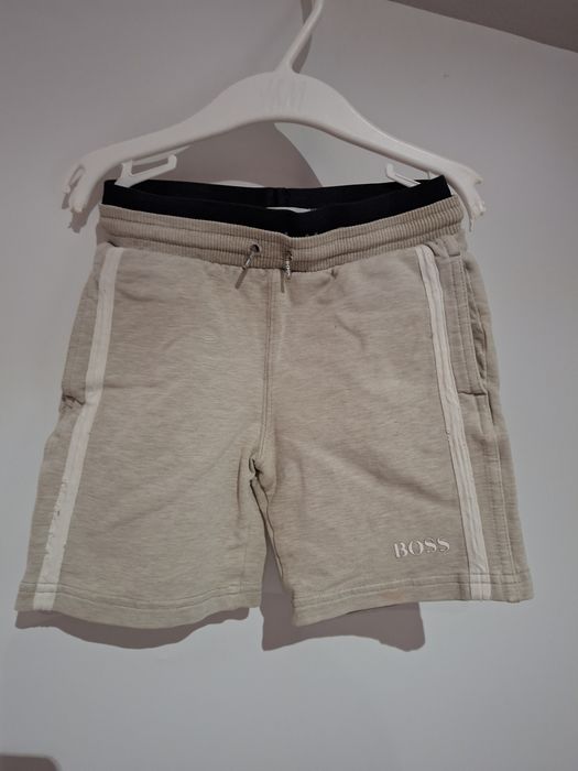 Hugo Boss Spodenki chlopiece rozmiar 92
 Spodenki chlopiece 
rozmiar 92
Stan bardzo dobry 
Długość 28 cm 
Biodra 30 x 2 cm
Pas 22 x 2 cm