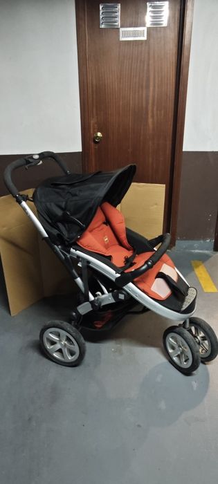 Carrinho de criança completo com todas as proteções e abrigos.