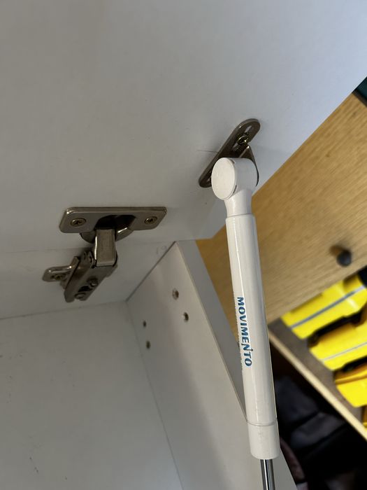 Підвісна тумба монтується до стіни