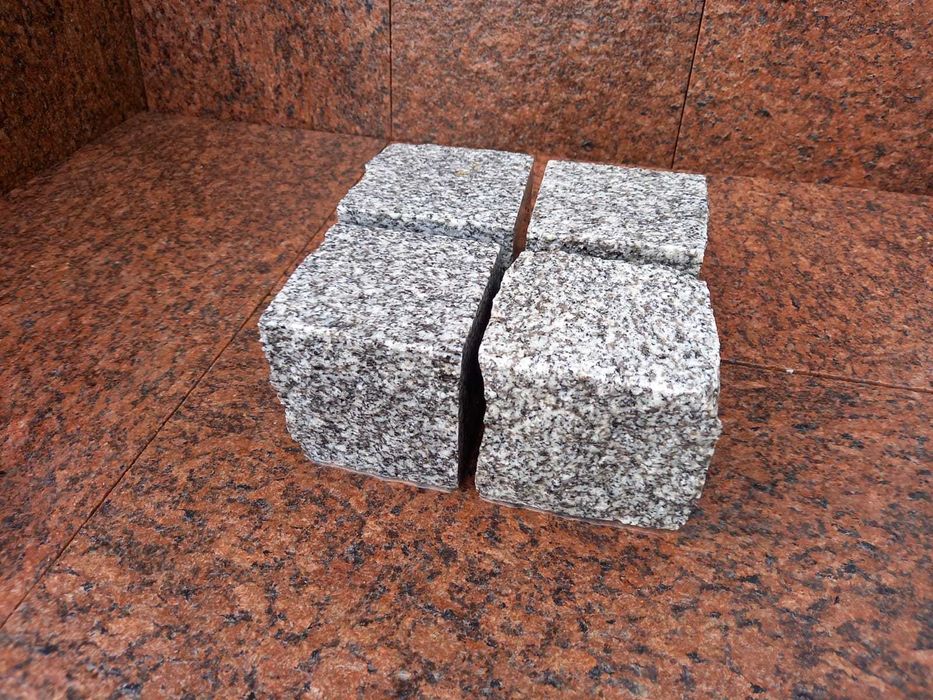 Kostka granitowa cięto-łupana płomieniowana "Strzelin" 10/10/10, szara