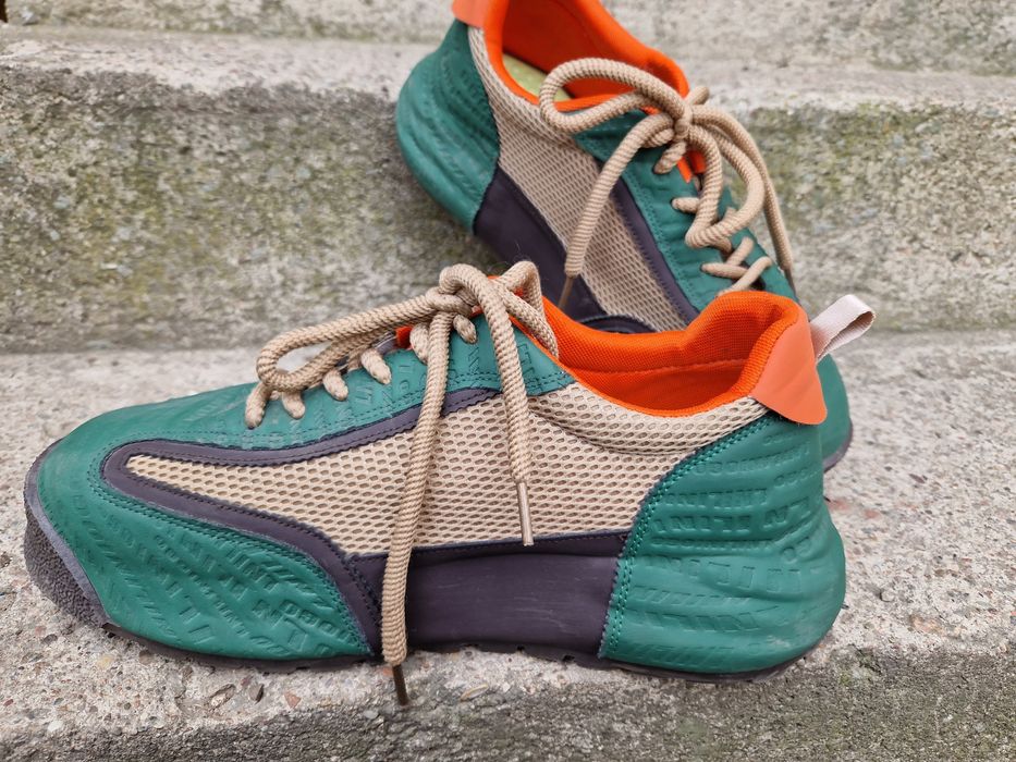 Duże buty sportowe Adidasy