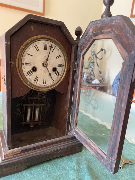 Relógio de Mesa Antigo Junghans a Corda – Estilo Neogótico (Funcional)