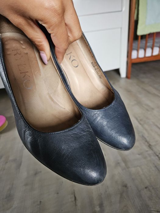 Buty 37 Ryłko Skóra Skórzane Na Słupku Czółenka Granatowe