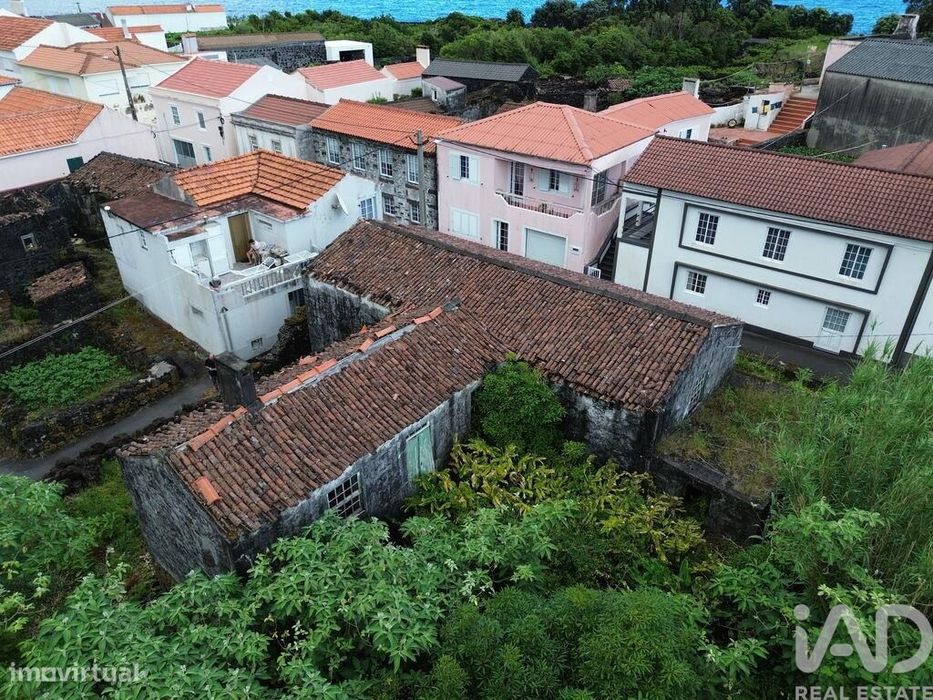 Casa tradicional T3 em Ribeiras de 207,00 m2
