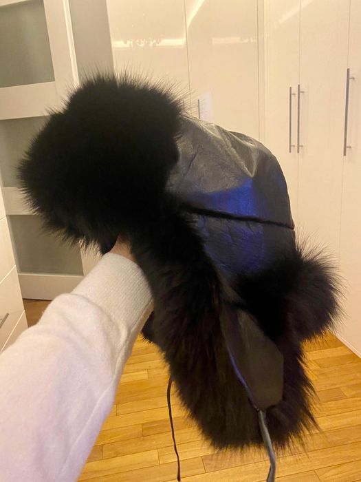 Czarna papacha z lisa