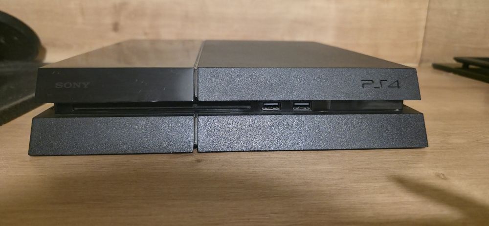 „PS4 FAT 500 GB + 3 pady, świeżo czyszczona, opcja SSD”.