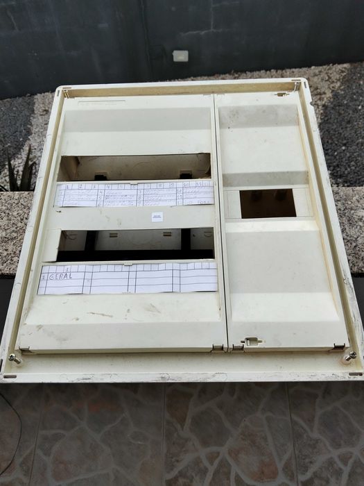 Quadro elétrico de interior de casa em segunda mão
