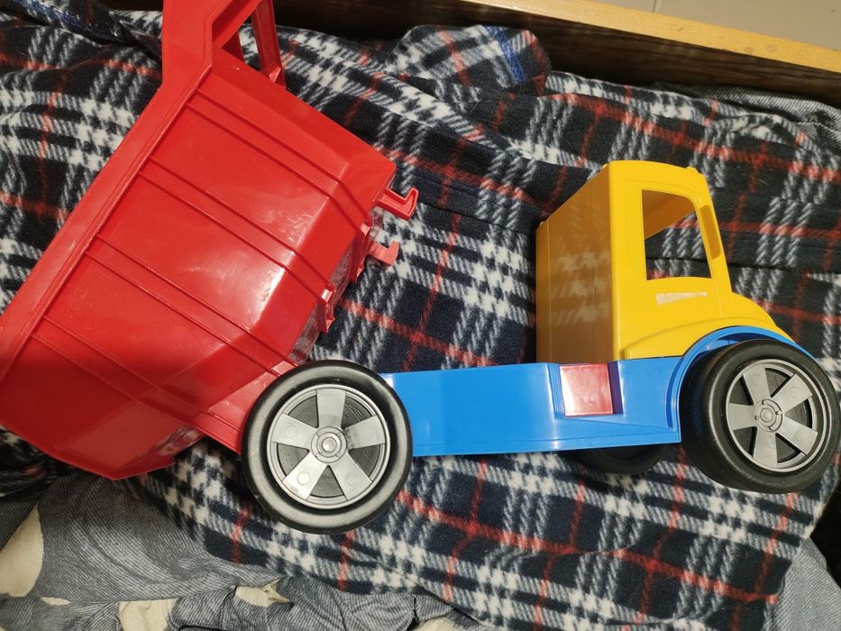 Самосвал  вантажівка велика машина  з откидним кузовом