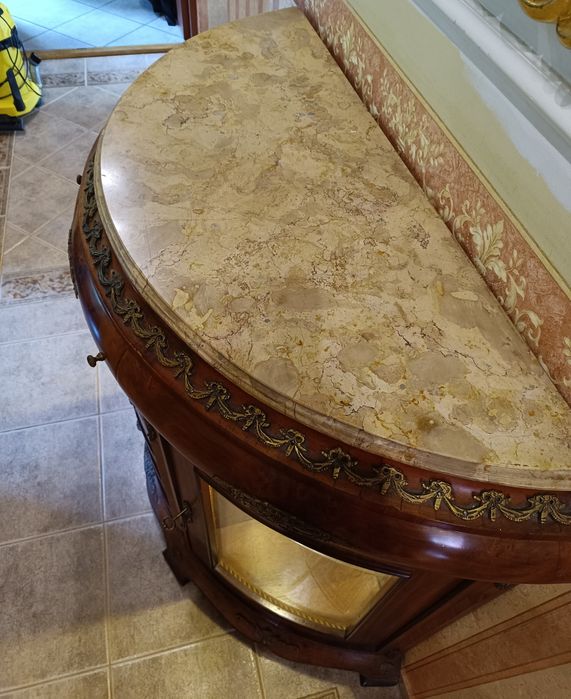 Komoda z marmurowym blatem