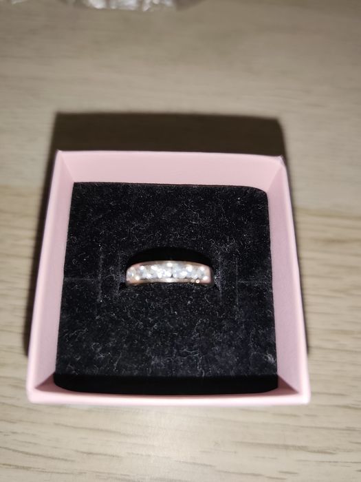 Anel de ouro com zircónias