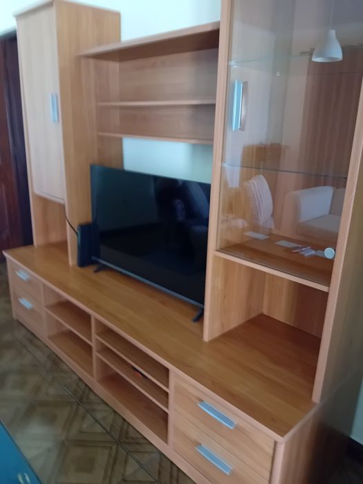 Móvel de tv com prateleiras e 4 gavetas
