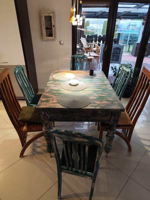 Stół w komplecie z krzeslami