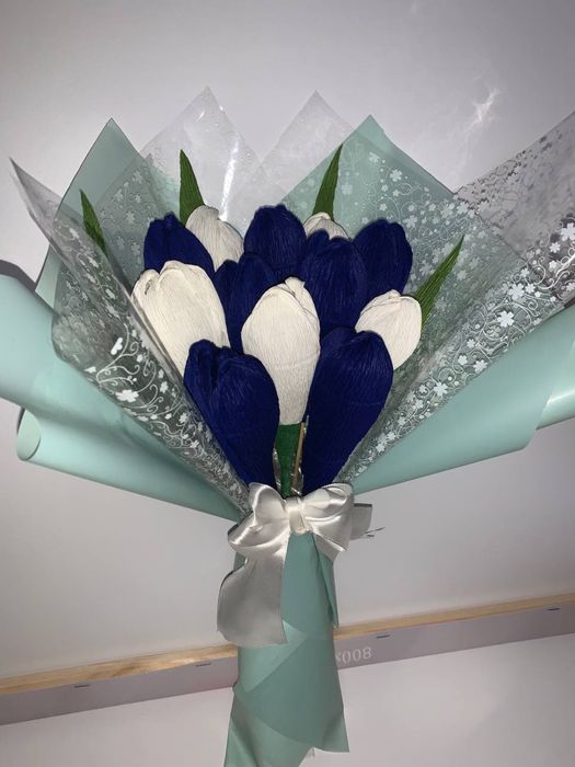 Квіти з гафрованого паперу ручної роботи