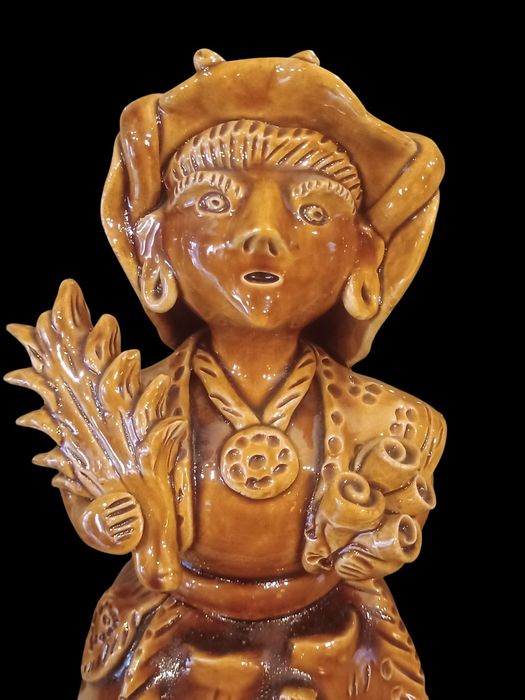 Minhota do ceramista de Barcelos António Ramalho 34 cm de altura