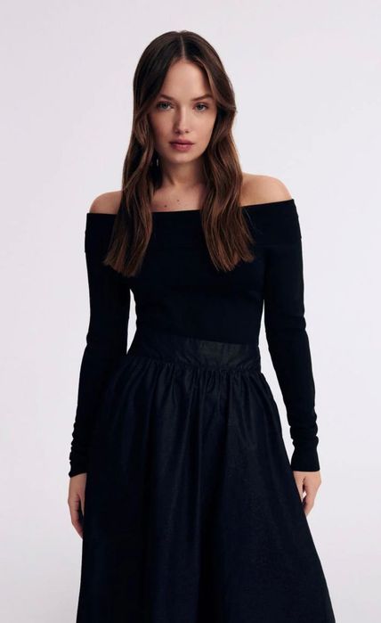 Светр з відкритими плечима