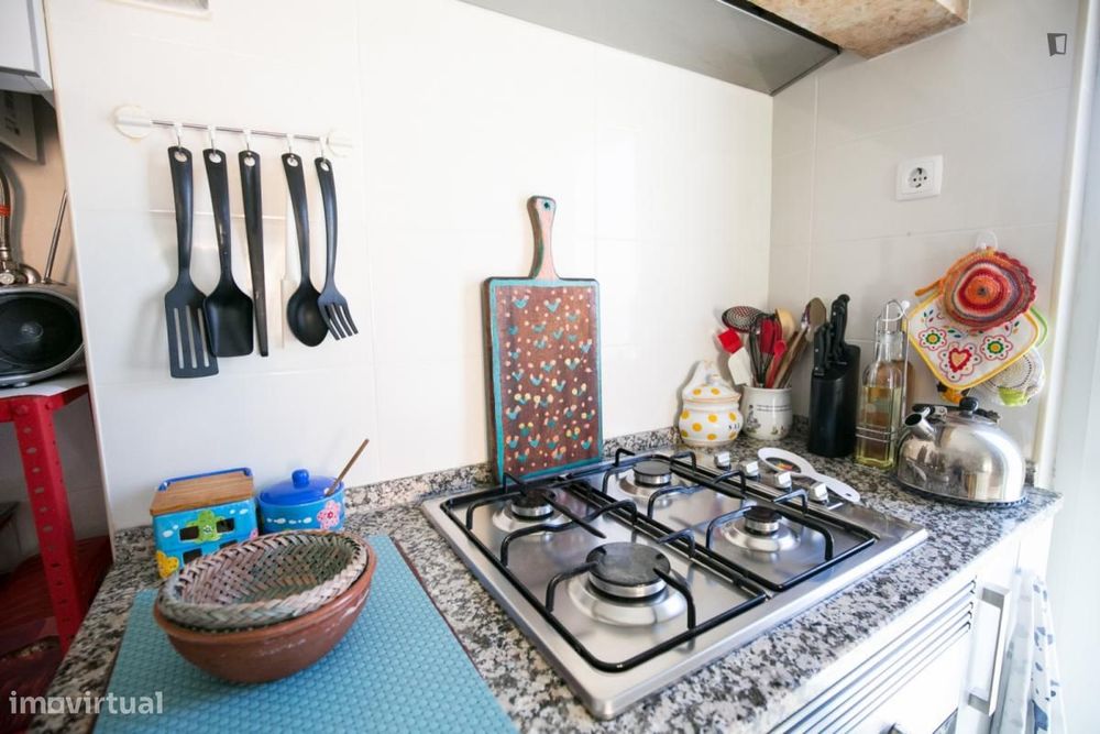 Quarto - localizado em Campolide Lisbon