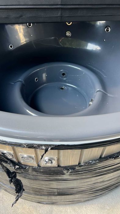 Luksusowa balia ogrodowa od ręki z hydromasażem i pokrywą