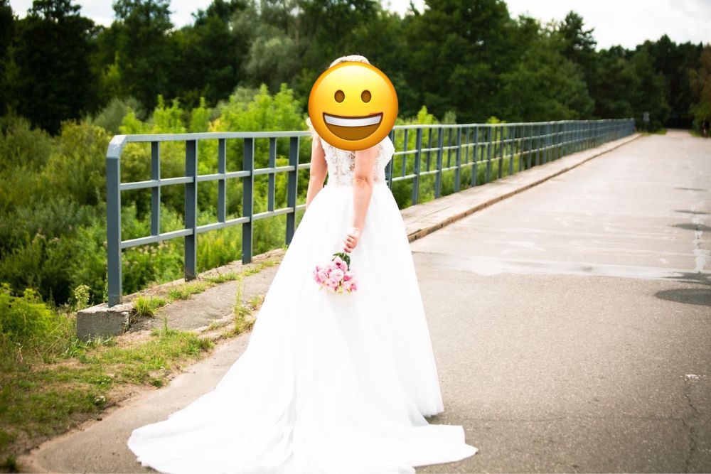 Piekna bogato zdobiona suknia ślubna