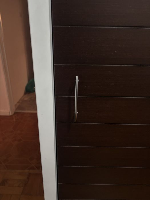 Guarda roupa branco é Castanho