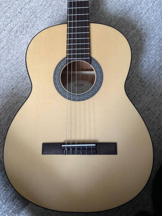 Классическая гитара и чехол