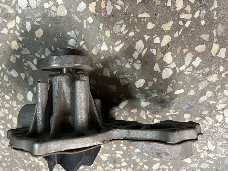 Помпа VW  T3, Passat B3...