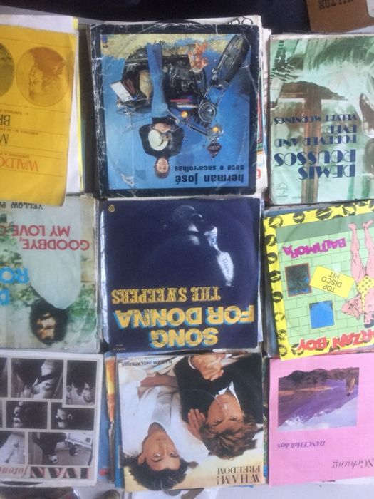Lote de 220 discos variados e muito antigos