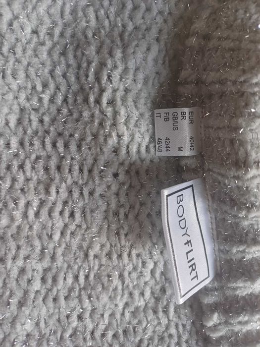Gruby sweter z wycięciem na ramionach