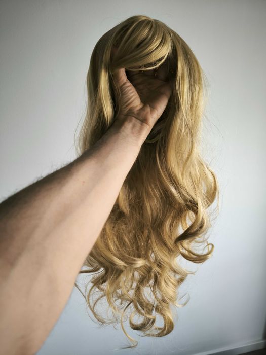 Peruca feminina loura, Nova