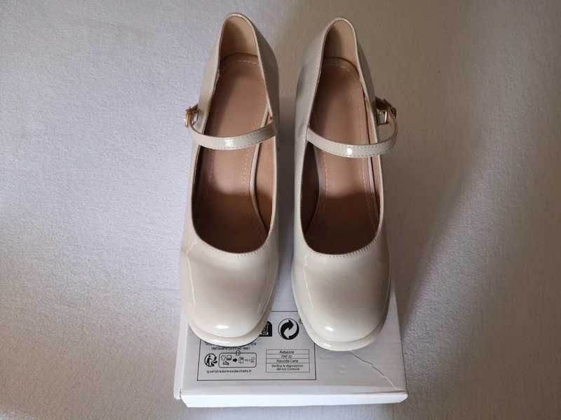 Sapatos senhora de salto largo