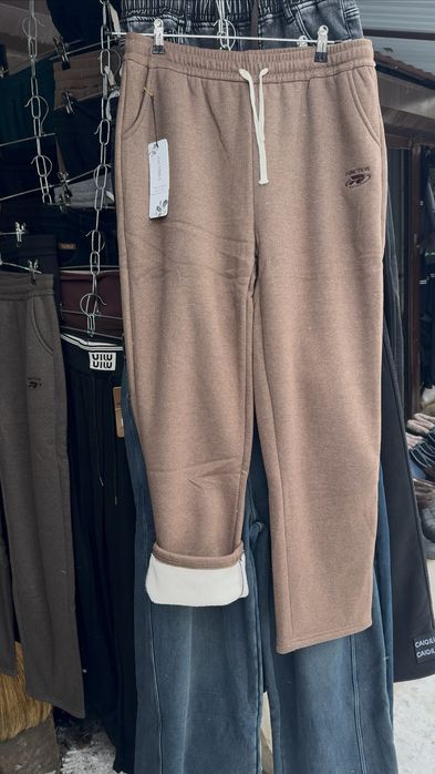 Жіночі брюки на флісі різні види