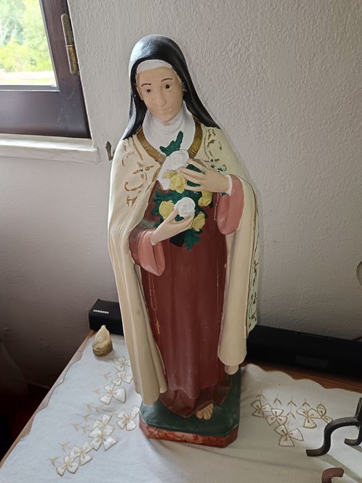 Vendo estátua de santa Teresinha