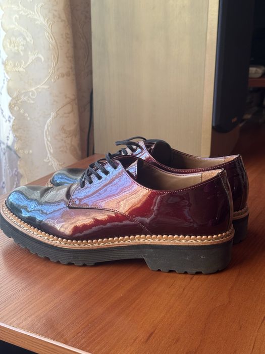 Жіночі лаковані туфлі на шнурівках Pertini