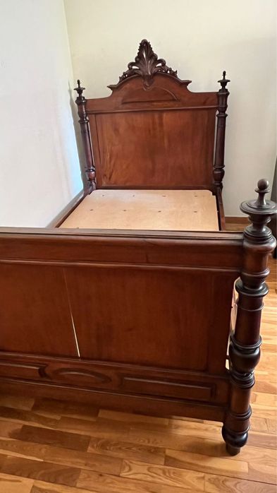 Vendo cama restaurada estilo antigo