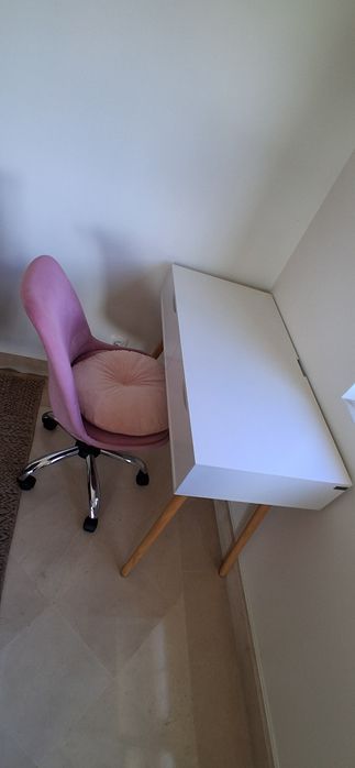 Conjunto de mesa com duas gavetas e cadeira